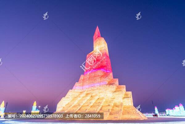 冬天中國黑龍江哈爾濱的冰雕夜景