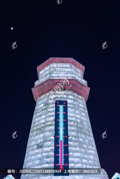 冬天中國黑龍江哈爾濱的冰雕夜景