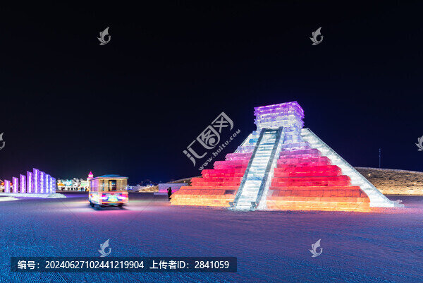 冬天中國黑龍江哈爾濱金字塔冰雕