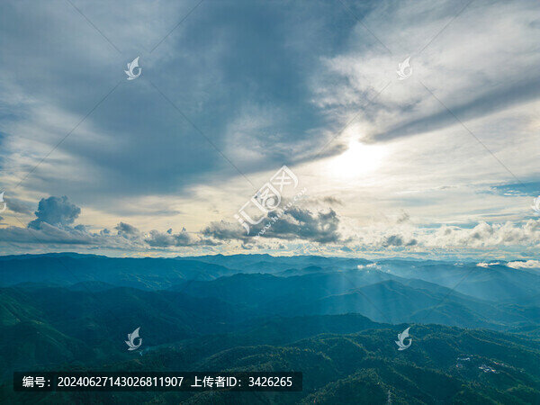 航拍天空下的山脈自然風(fēng)光