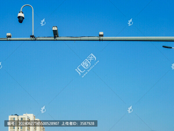 晴朗的天空與道路監(jiān)控設(shè)備