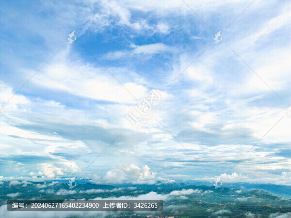 航拍雨后云霧中朦朧的山景