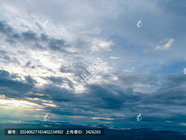 航拍雨后云霧中朦朧的山景