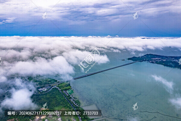 航拍雨后云海下的太湖大橋