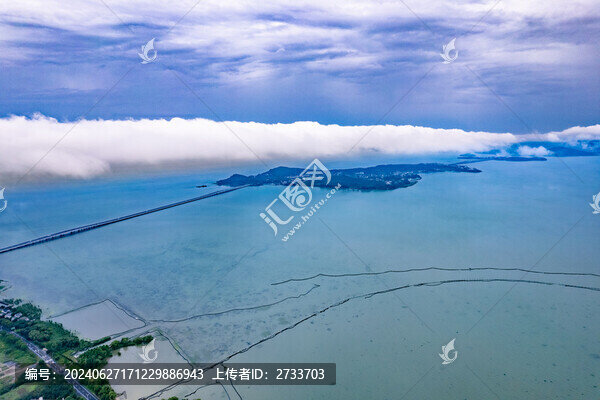航拍雨后云海下的太湖大橋