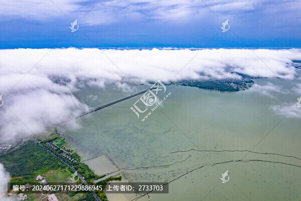 航拍雨后云海下的太湖大橋