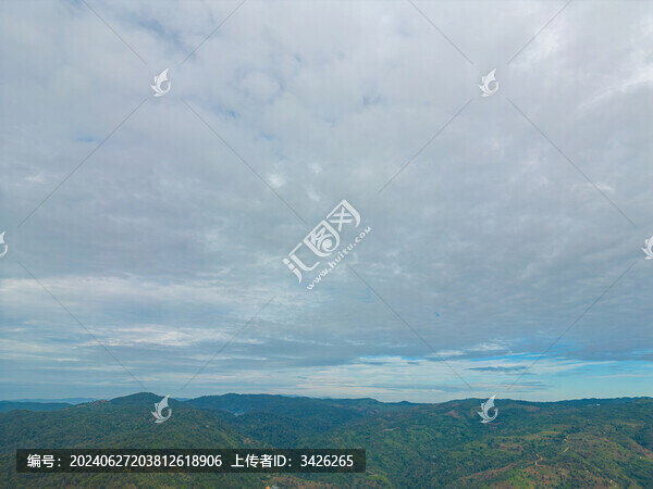 航拍天空下的山脈自然風光