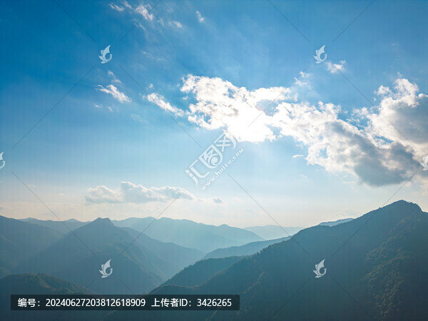 航拍天空下的山脈自然風光