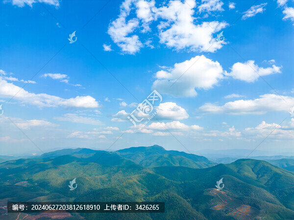 航拍天空下的山脈自然風(fēng)光