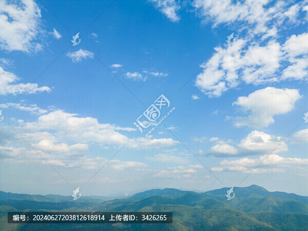 航拍天空下的山脈自然風(fēng)光
