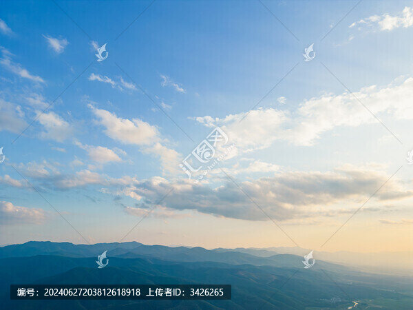 航拍天空下的山脈自然風(fēng)光