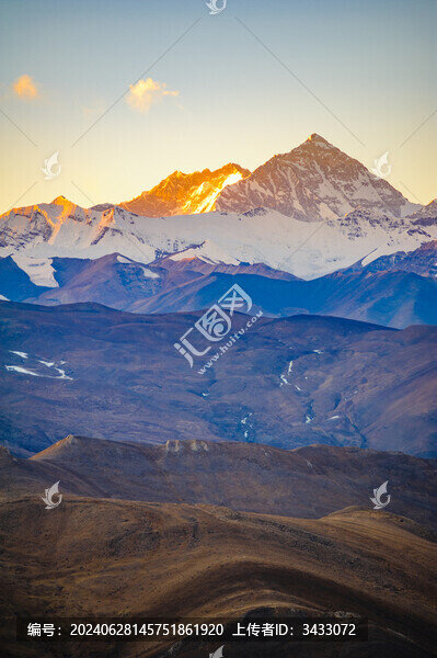 西藏珠峰日照金山