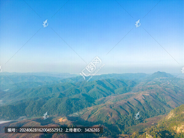 航拍天空下的山脈自然風(fēng)光