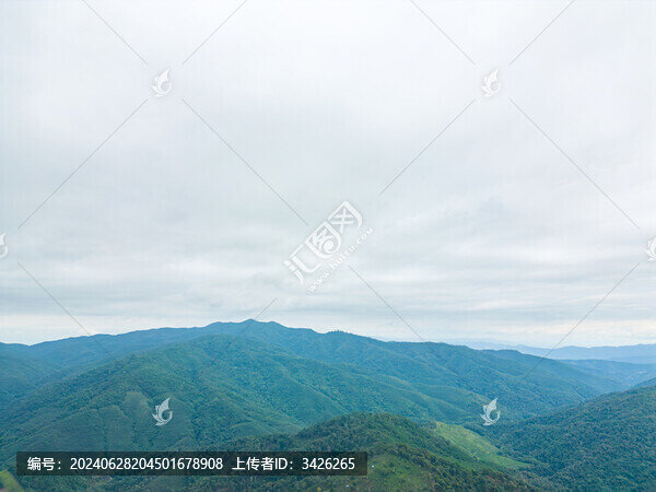 航拍烏云下的山脈自然風(fēng)光