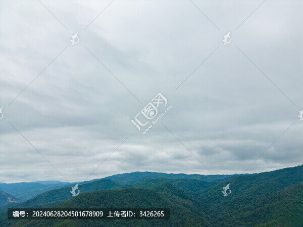 航拍烏云下的山脈自然風(fēng)光