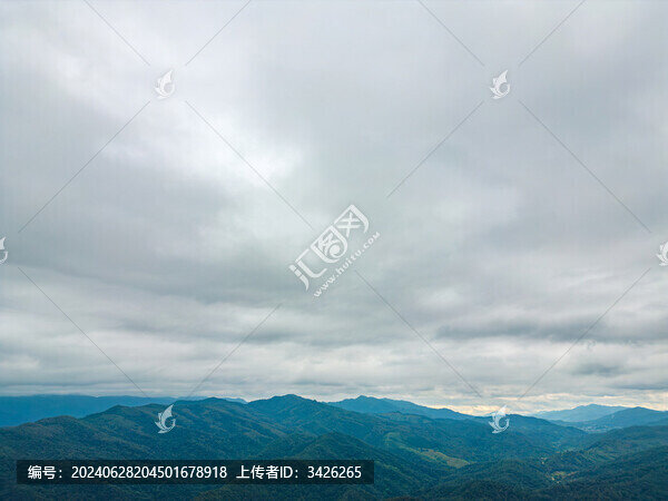 航拍烏云下的山脈自然風(fēng)光