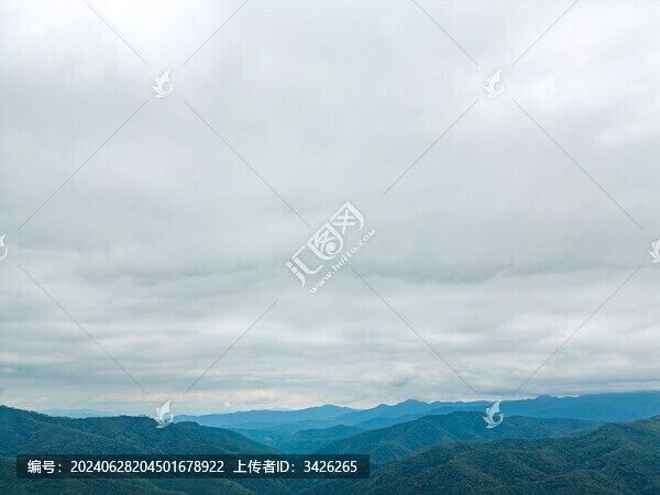 航拍烏云下的山脈自然風(fēng)光