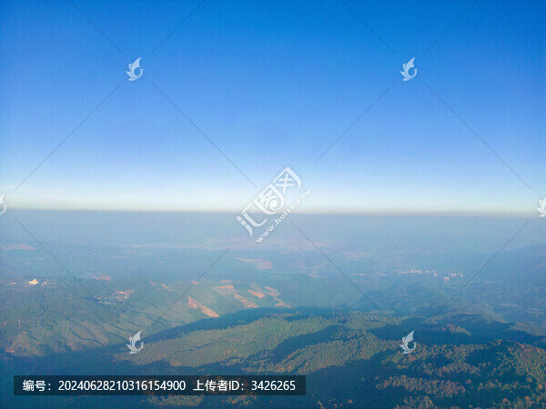 高空航拍藍天下的山脈自然風光