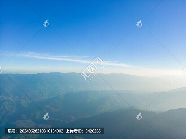 高空航拍藍天下的山脈自然風光