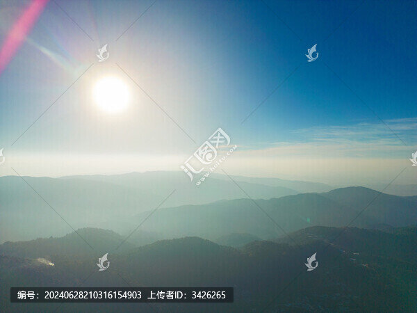 高空航拍藍(lán)天下的山脈自然風(fēng)光
