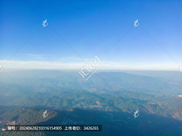 高空航拍藍天下的山脈自然風光