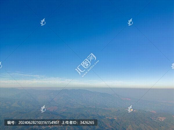 高空航拍藍天下的山脈自然風光