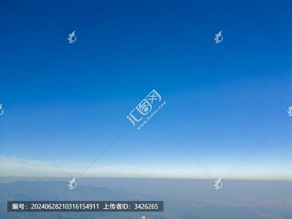 高空航拍藍(lán)天下的山脈自然風(fēng)光