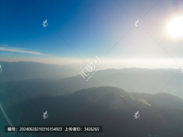 高空航拍藍天下的山脈自然風光