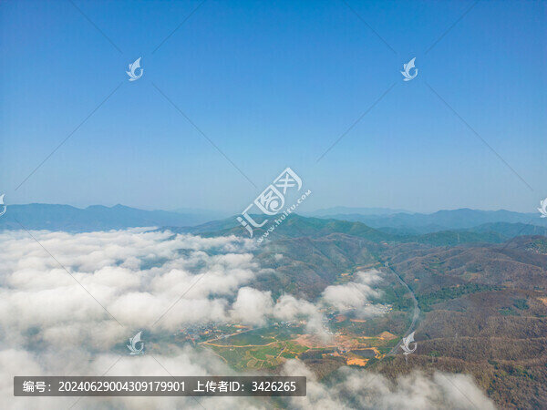 航拍晴天下云霧中的鄉(xiāng)村小鎮(zhèn)田園