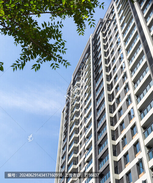 晴朗光線下的住宅樓外立面