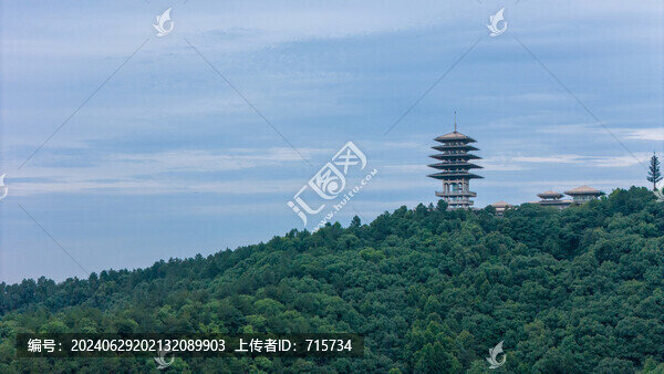 雨后黃昏臨平山上的高塔寺廟
