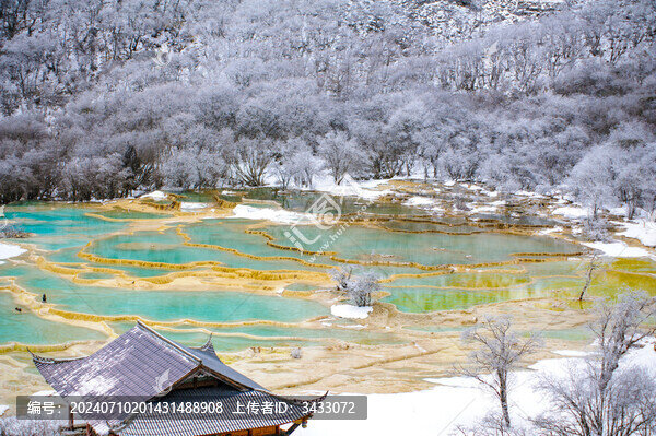 冬季四川黃龍風(fēng)景名勝區(qū)五彩池