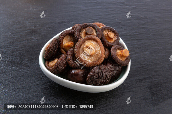泡發(fā)的小香菇