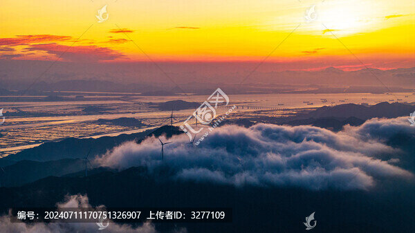 三門湫水山日出下的風(fēng)車與云海