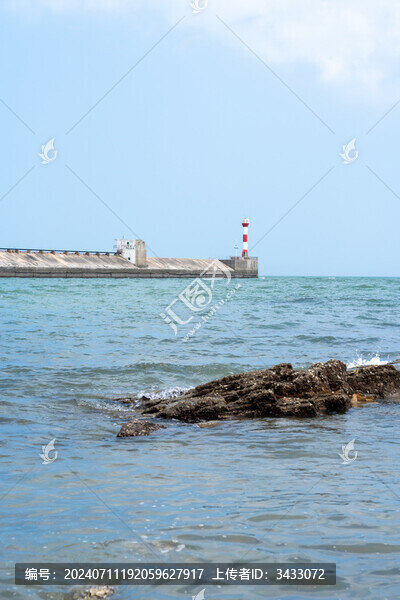 海邊的浪花和燈塔
