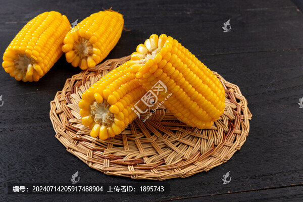 煮熟的水果甜玉米