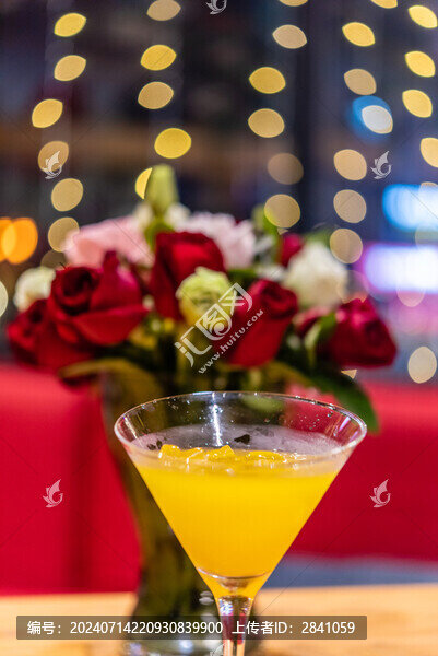 夜晚酒店酒吧室內(nèi)餐桌上的雞尾酒