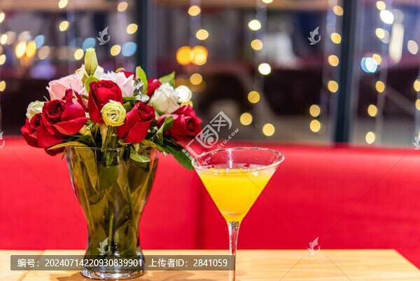 夜晚酒店酒吧室內(nèi)餐桌上的雞尾酒