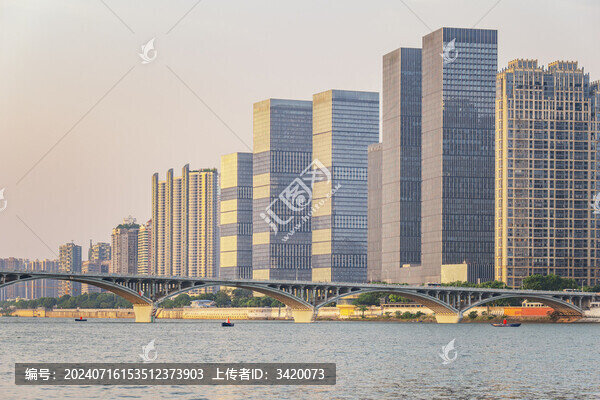 長(zhǎng)沙市橘子洲大橋與江濱高樓大廈