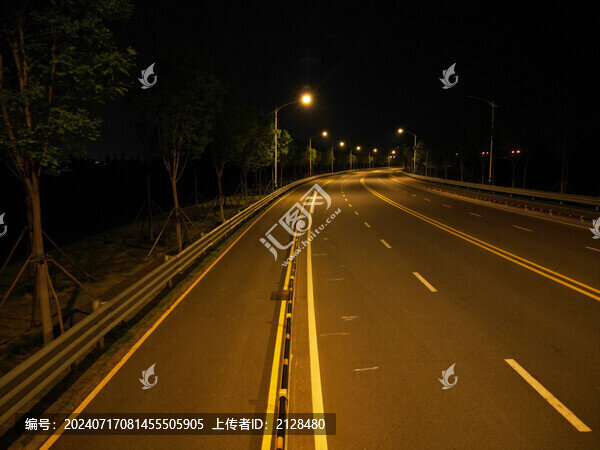 路燈下的路