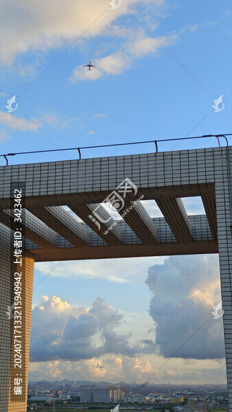 夏天飛機(jī)飛過廣州南沙上空