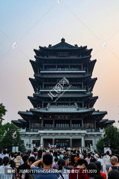 濟(jì)南大明湖亮燈前的超然樓