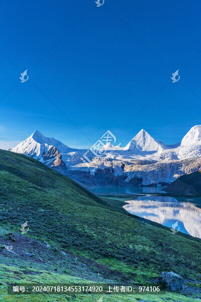 西藏薩普神山和高原湖泊美景