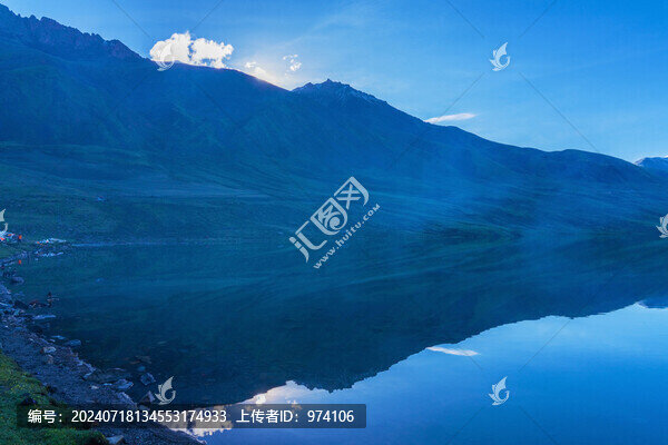西藏薩普神山和高原湖泊美景