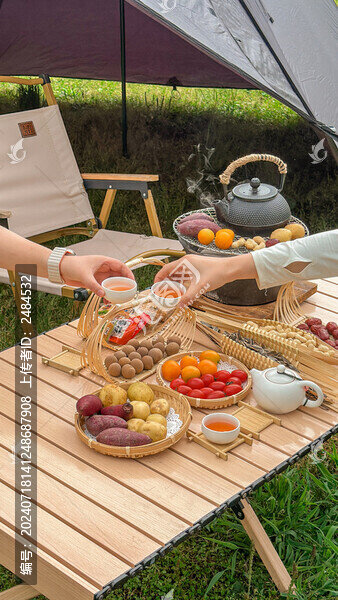 露營(yíng)圍爐煮茶與美食