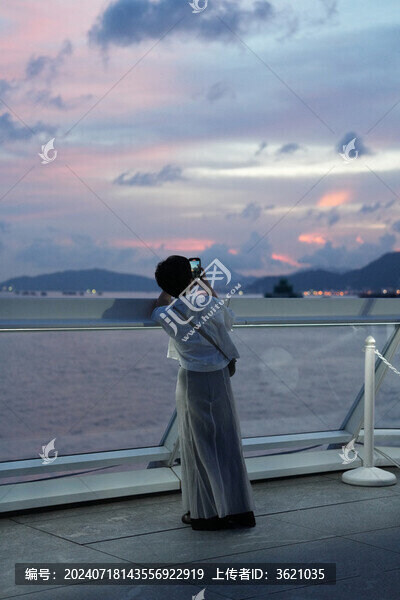 看夕陽(yáng)的女孩