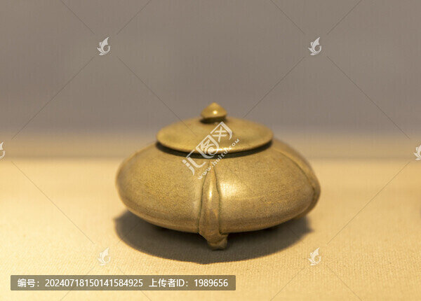 唐代越窯青釉瓷帶蓋水盂