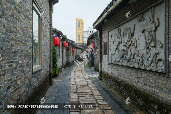 古鎮(zhèn)中掛紅色燈籠的石板路小巷