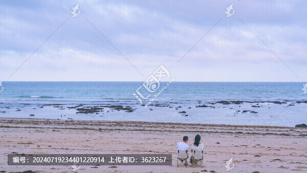 藍(lán)色天空下的大海