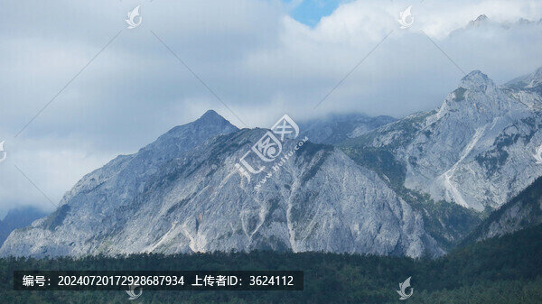 夏天的麗江玉龍雪山